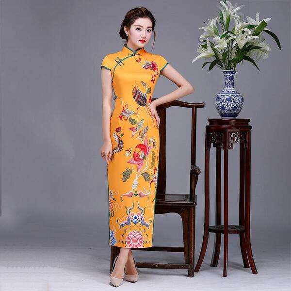 Hölgy kínai Cheongsam divatruhában #16 kirakós online