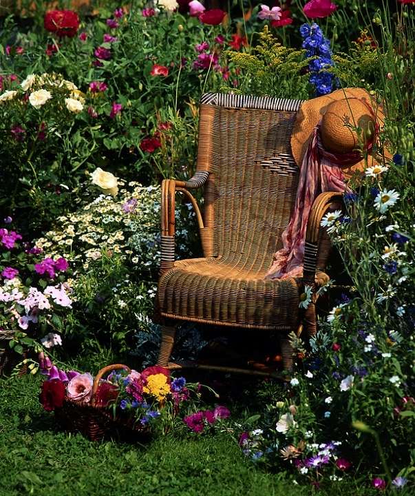 стул в саду онлайн-пазл