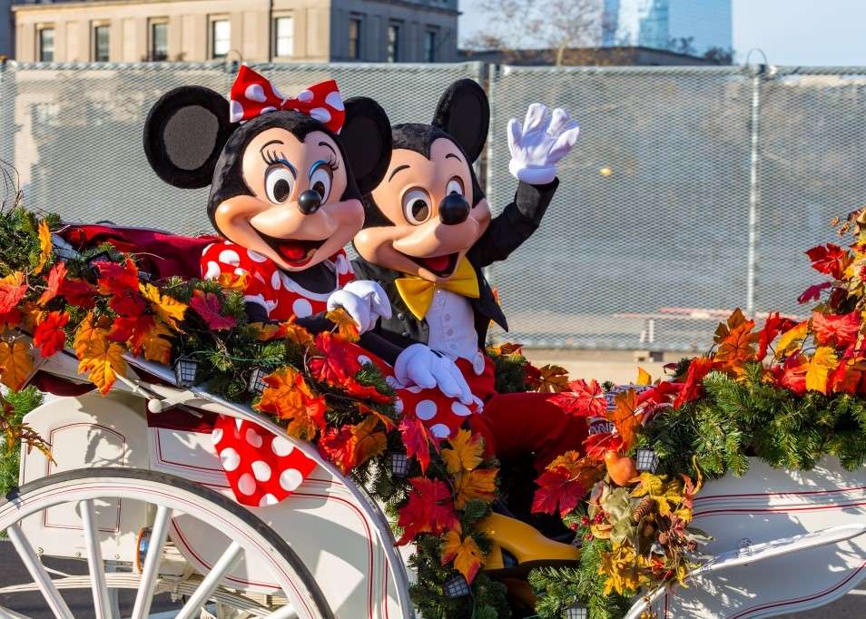 Disney character parade - Minnie, Mickey jigsaw puzzle online