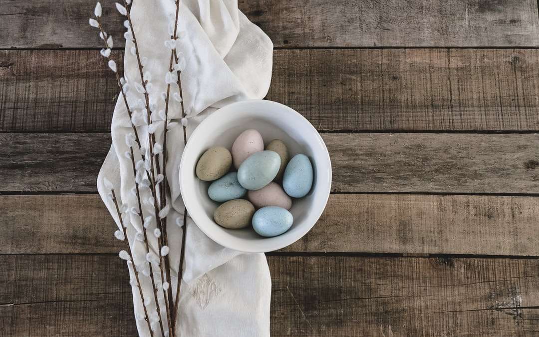 kék és zöld tojás fehér kerámia tálban kirakós online
