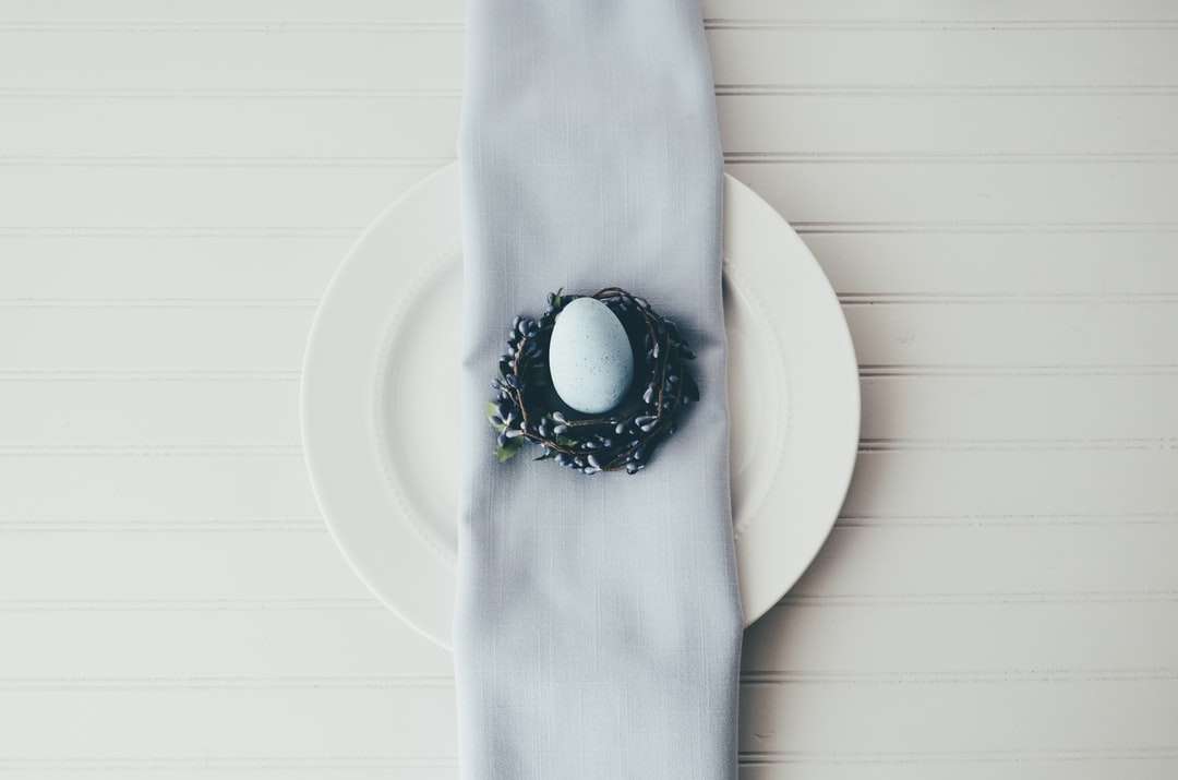 λευκό αυγό σε μαύρο πιάτο παζλ online