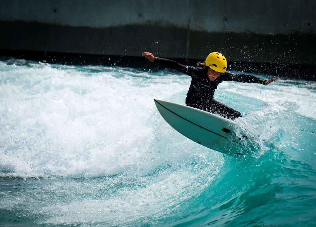 man in geel reddingsvest op witte surfplank online puzzel