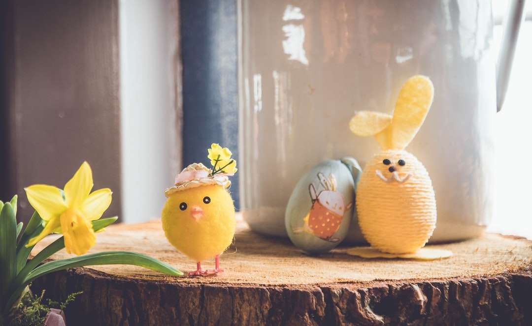 Plyšová hračka žlutého ptáka na hnědém dřevě skládačky online