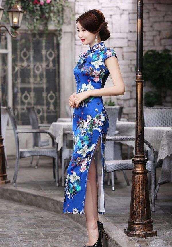 Dame mit modischem Cheongsam-Kleid Nr. 34 Online-Puzzle
