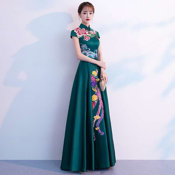Signora con abito alla moda Cheongsam #37 puzzle online