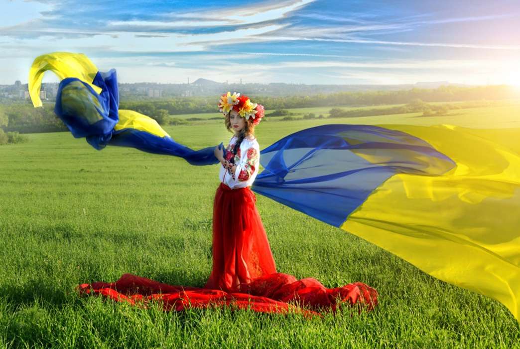 žena s ukrajinskou vlajkou online puzzle
