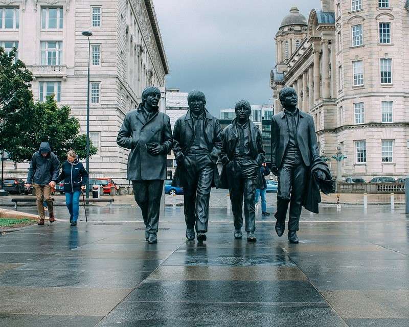 Quatre grandes figures en bronze - Liverpool puzzle en ligne