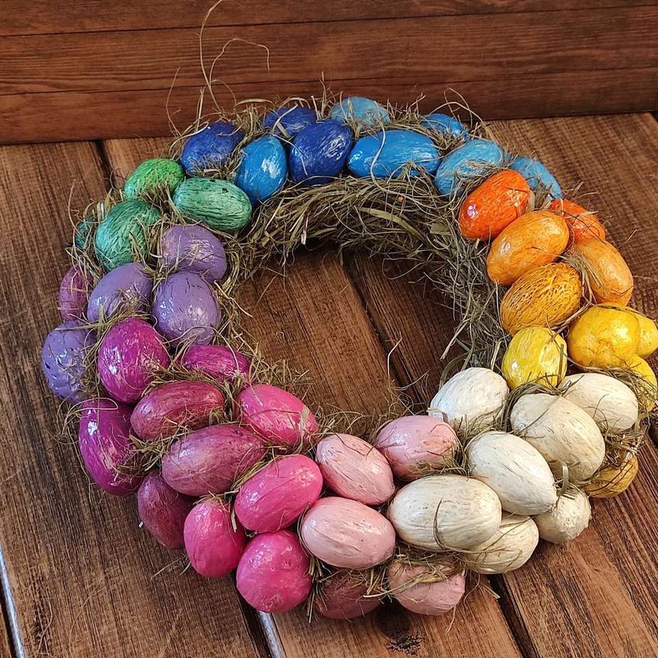 Una corona de coloridos huevos de Pascua rompecabezas en línea