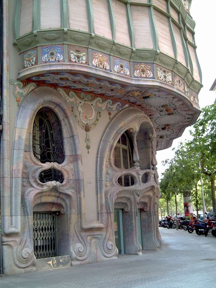 Sculptures on a building in Barcelona jigsaw puzzle online