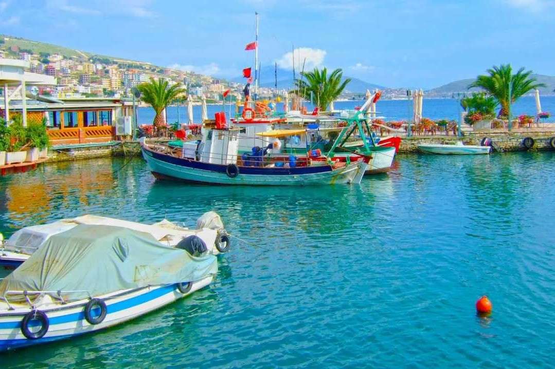 Saranda est une ville d'Albani. mer Ionienne puzzle en ligne