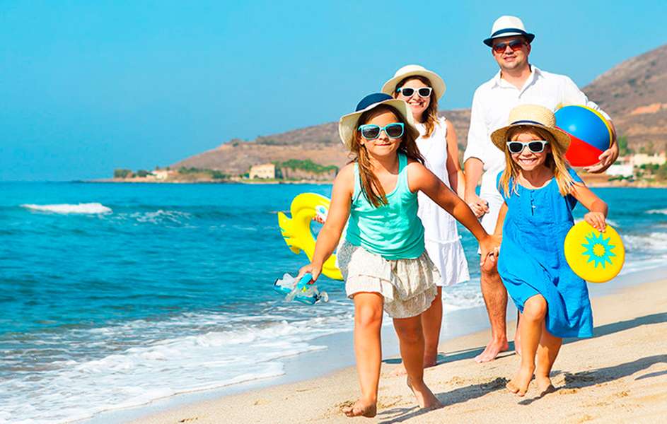 Familj för en promenad på stranden pussel på nätet