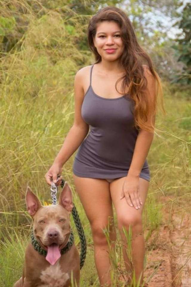 Младо момиче разхожда кучето си онлайн пъзел