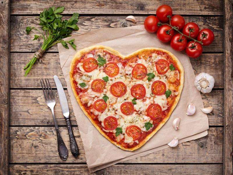 Πίτσα σε σχήμα καρδιάς online παζλ