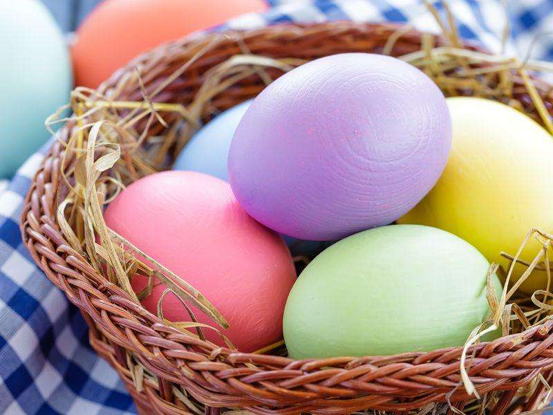 Huevos de Pascua en colores pastel en una cesta rompecabezas en línea