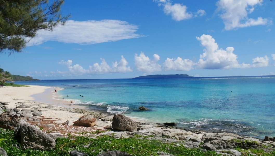Kilátás a Tachogna Északi-Mariana-szigetekre online puzzle