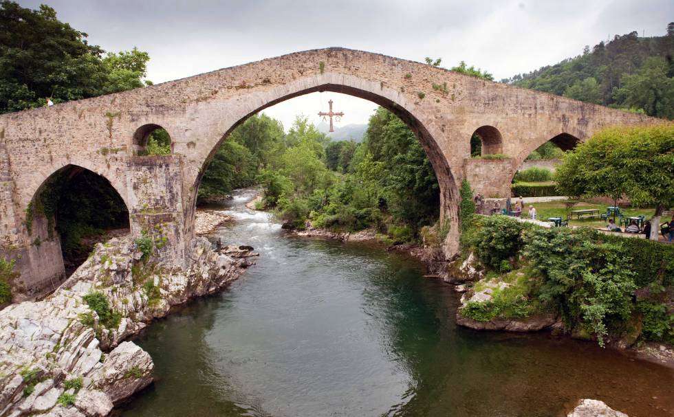 Cangas-Brücke. Asturien Puzzlespiel online