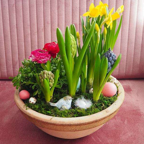Spring flowers in a pot online puzzle