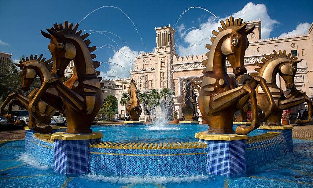 Fountain, golden horses- Dubai jigsaw puzzle online