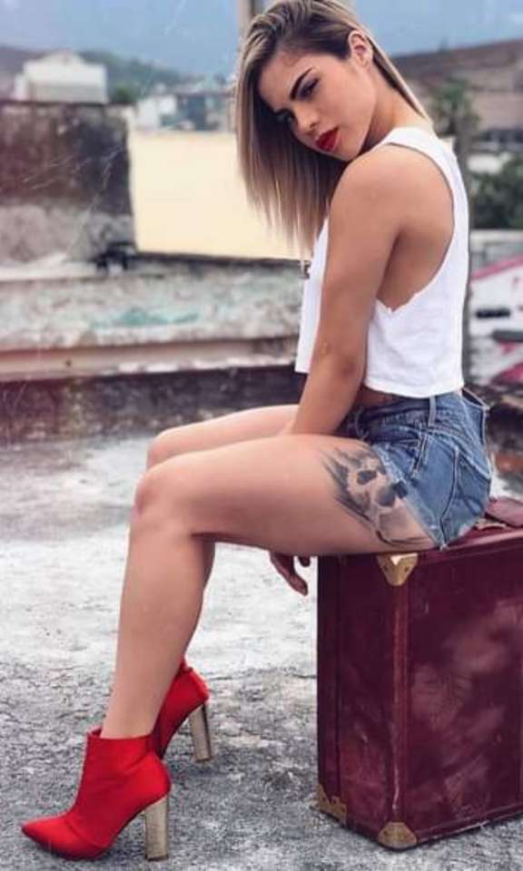 赤いブーツの美しい若い女性 ジグソーパズルオンライン