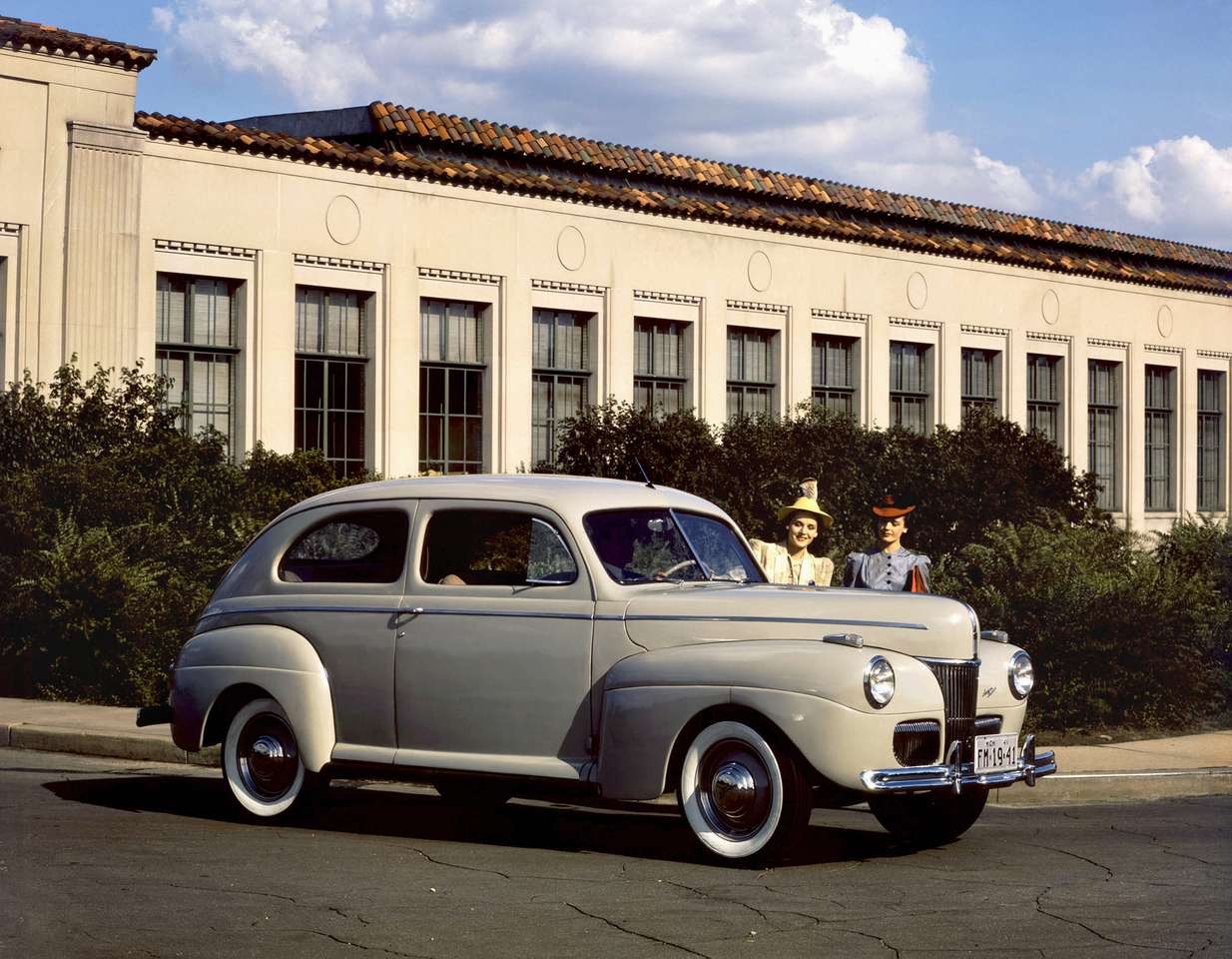 Ford V8 Super Deluxe Tudor Sedan z roku 1941 skládačky online
