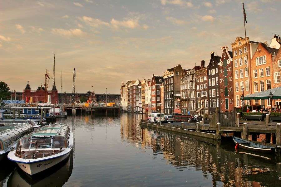 Туристичний катер в Амстердамі онлайн пазл