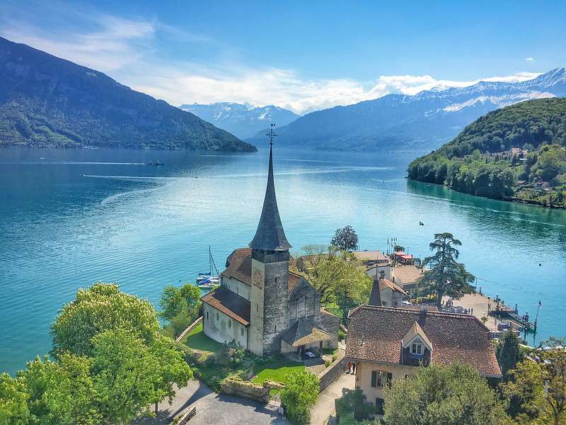 Замок у швейцарських Альпах пазл онлайн