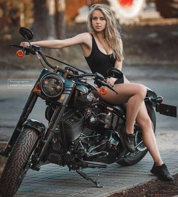 όμορφη νεαρή κοπέλα με μοτοσικλέτα παζλ online