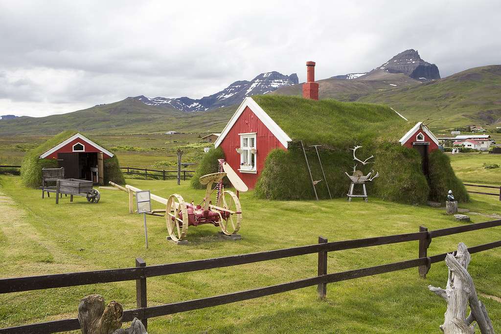 Islanda- La casa erbosa di Lindarbakka puzzle online