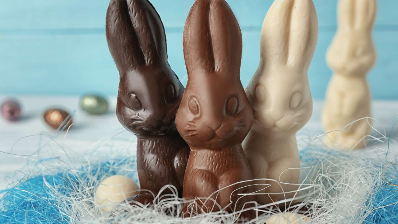 Iepuraș de ciocolată de Paște format din mai multe tipuri de ciocolată puzzle online