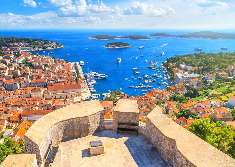 Hvar - une île montagneuse au large de la Croatie puzzle en ligne