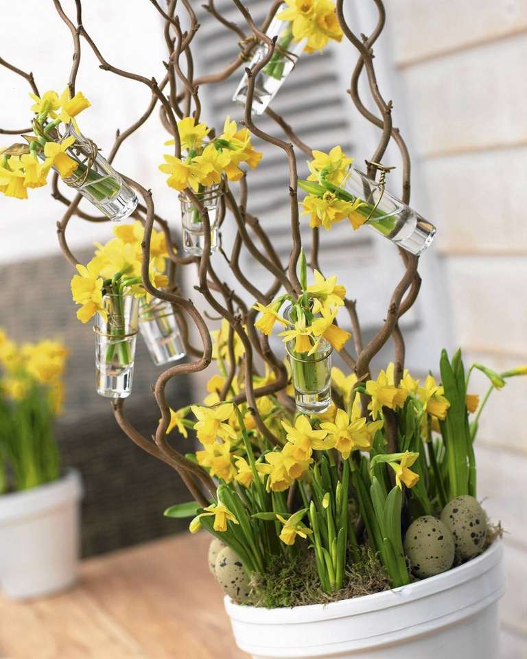 Decoration with yellow narcissus jigsaw puzzle online