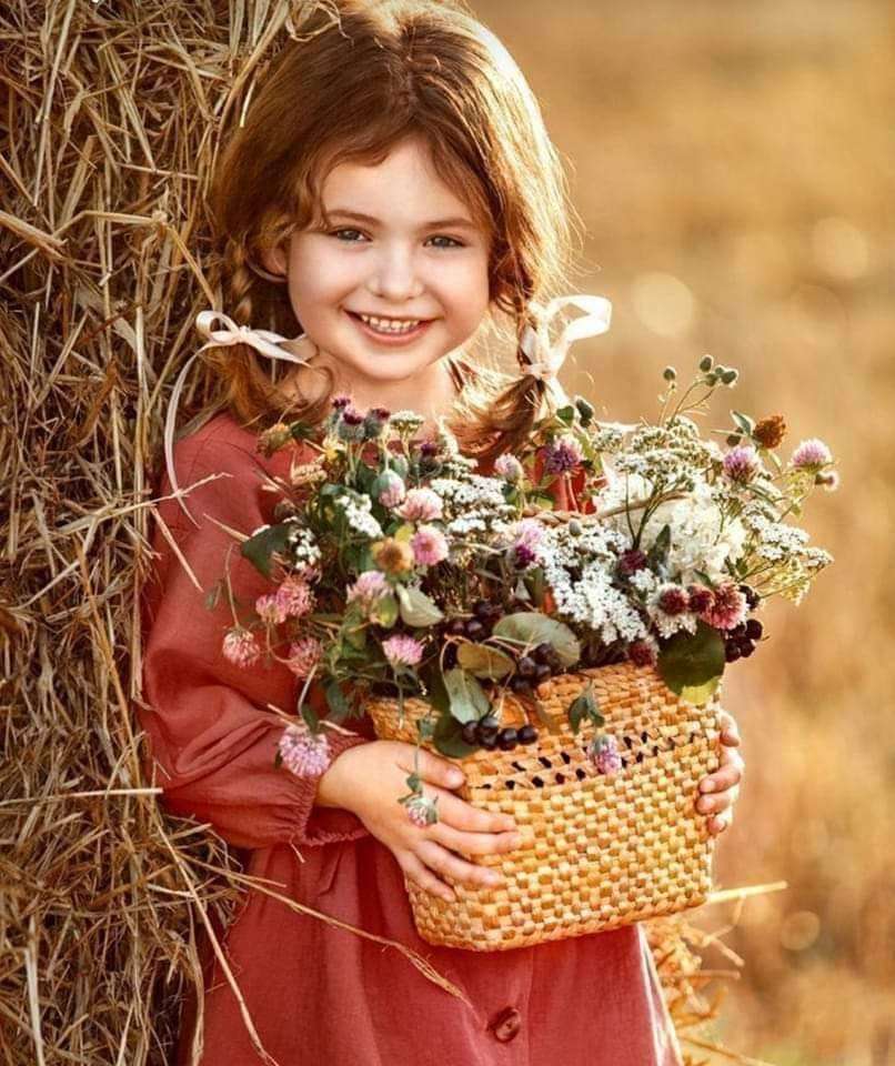 Малко момиченце с цветя онлайн пъзел