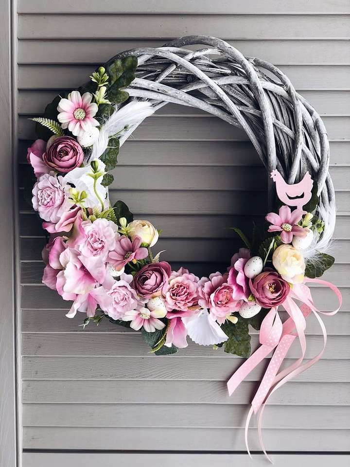 Flores cor de rosa em uma coroa de flores na porta quebra-cabeças online
