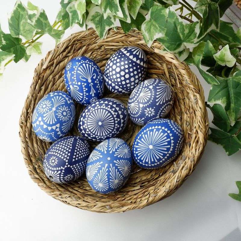 Пасхальные яйца на синем пазл онлайн