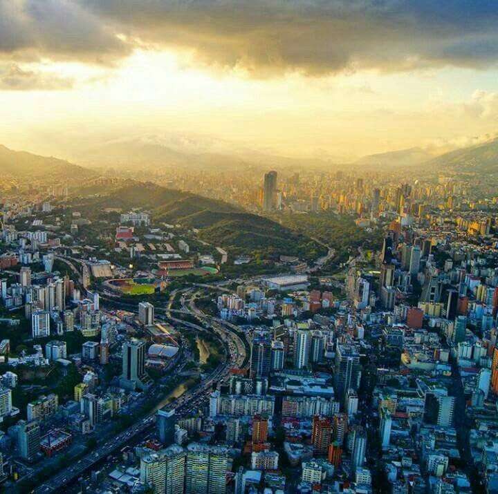 caracas uit de lucht met wolken online puzzel