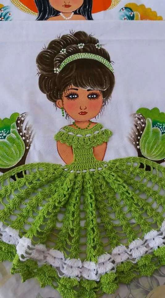 Девушка-дива в зеленом платье онлайн-пазл