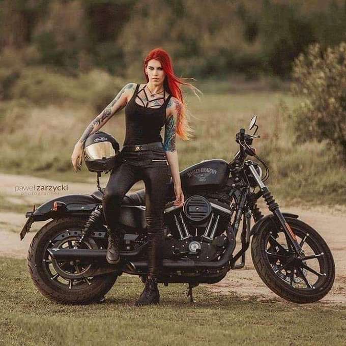 schönes Mädchen auf dem Motorrad Online-Puzzle