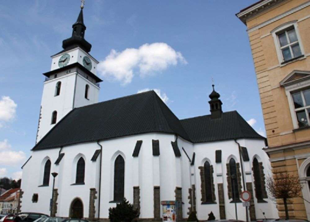 Kirche auf dem Platz Online-Puzzle