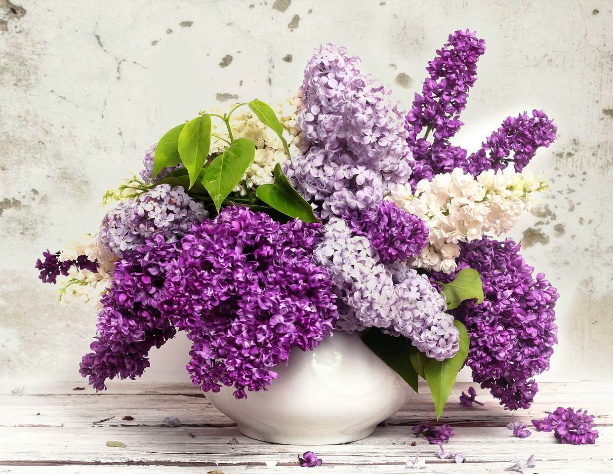 Lilacs in a vase jigsaw puzzle online
