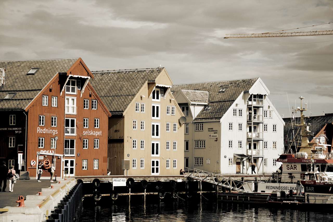 Three houses in Tromsø online puzzle