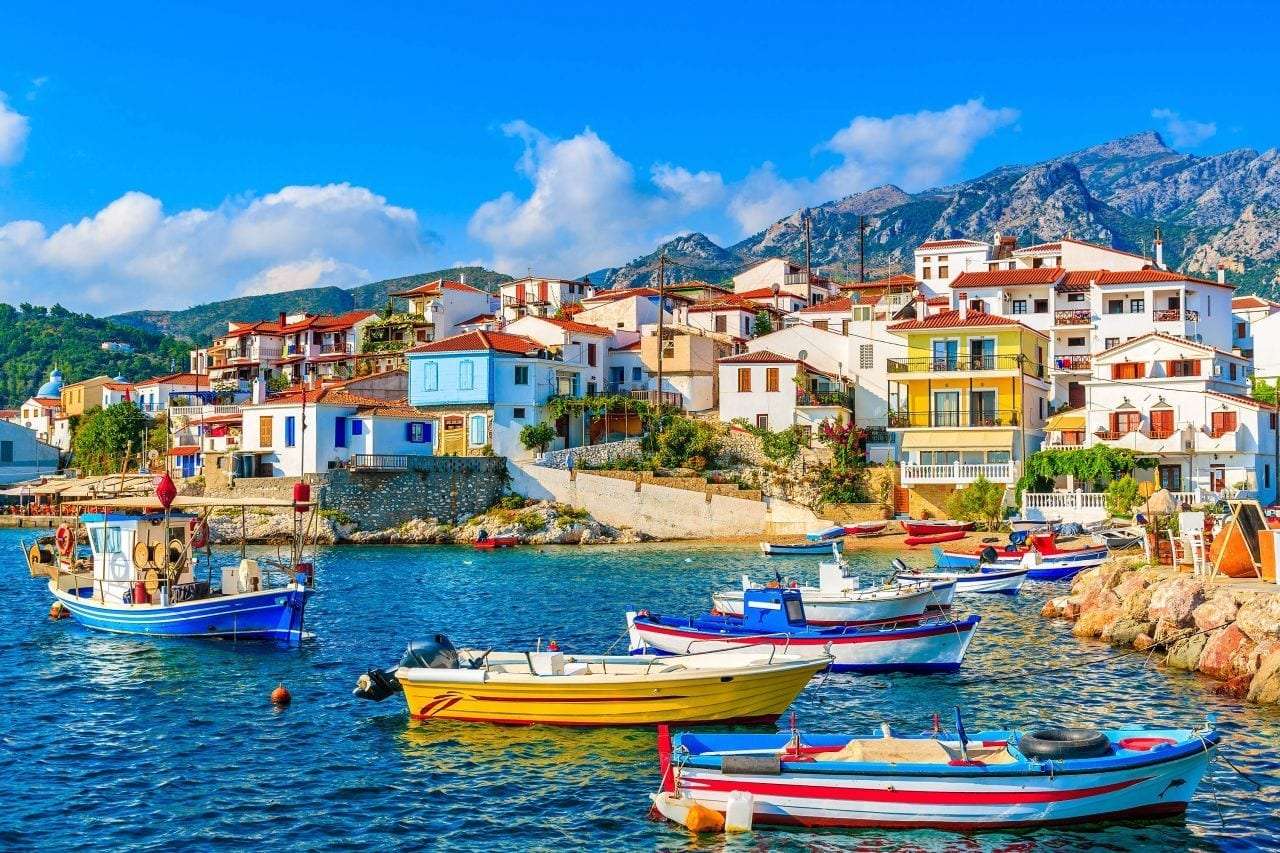 Barcos ao largo da costa da ilha de Samos puzzle online