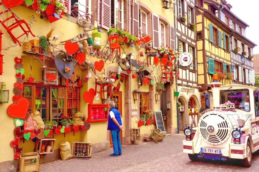 Een kleurrijke straat in Colmar legpuzzel online