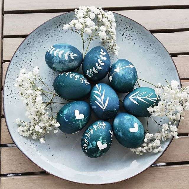 Пасхальные яйца на синем пазл онлайн
