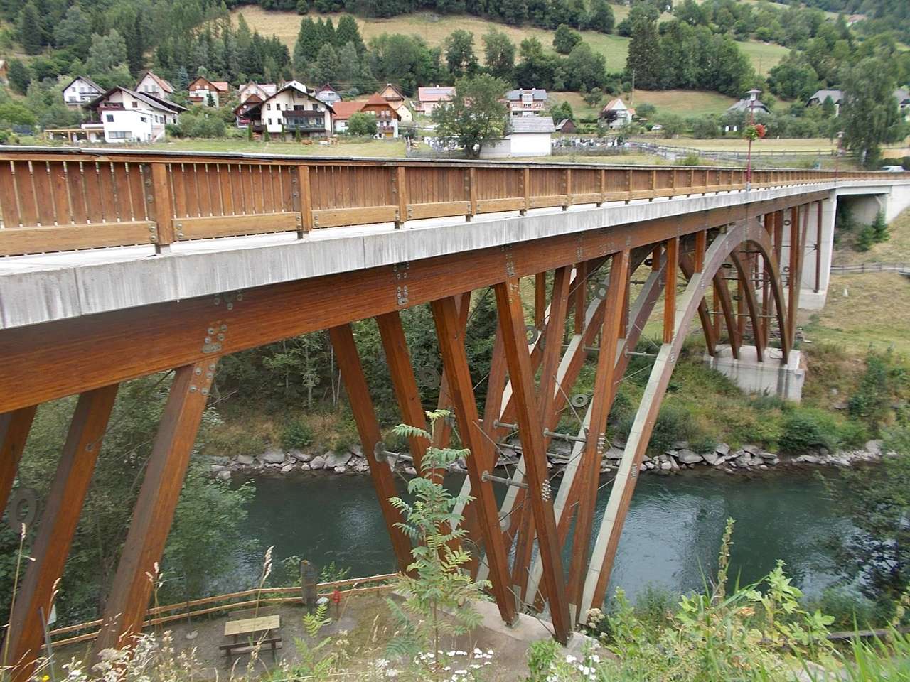 Ponte de madeira sobre o rio Murau. quebra-cabeças online