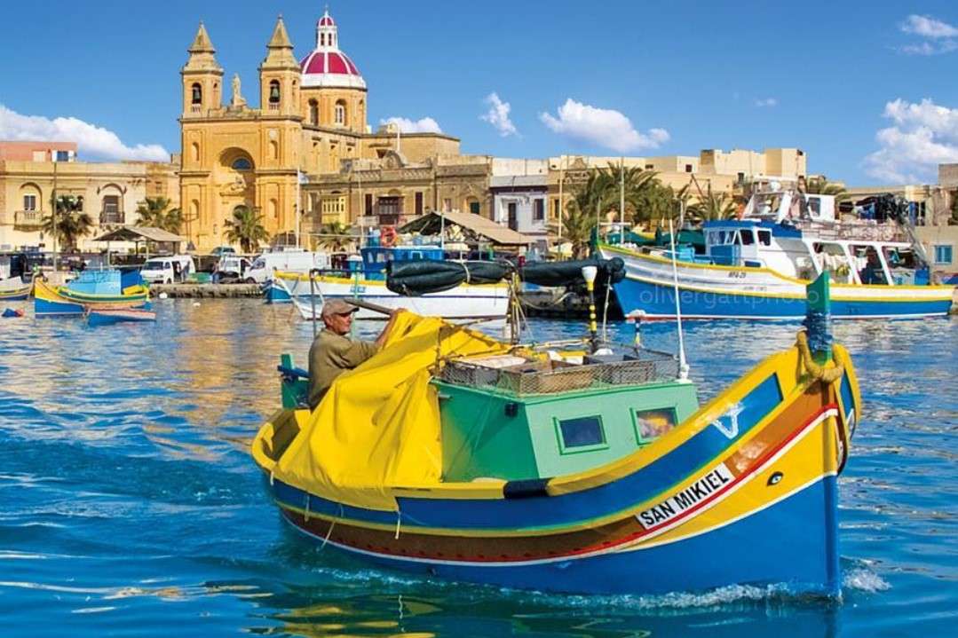 Vissersboten in een baai in Malta legpuzzel online