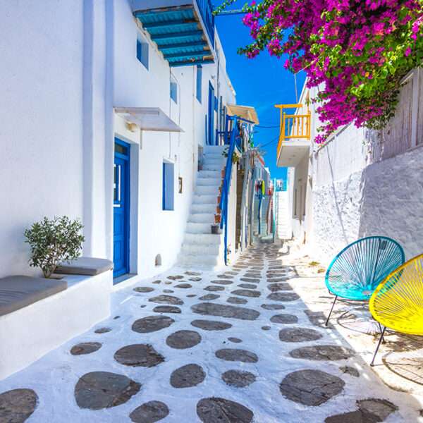 Uma rua charmosa na ilha de Mykonos puzzle online