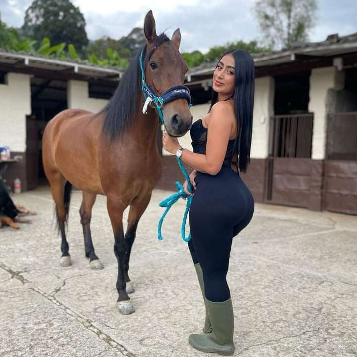 Hermosa mujer con caballo онлайн пъзел