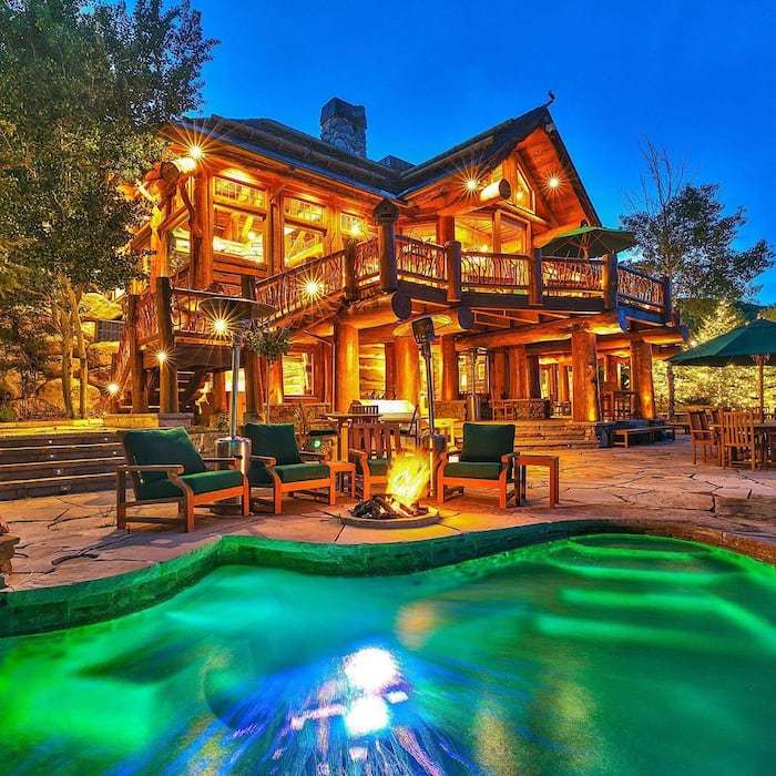 Huis met zwembad in de avond legpuzzel online