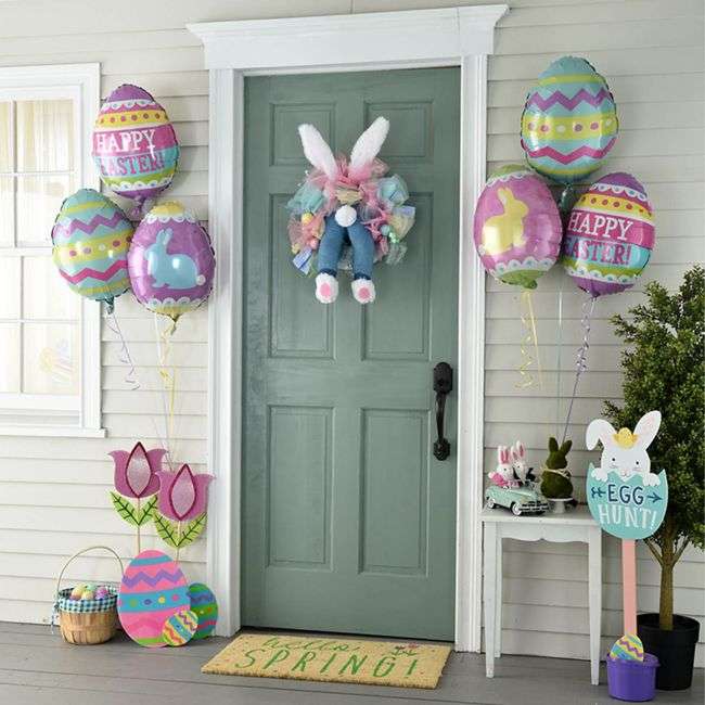 Entrén till huset är dekorerad till påsk pussel på nätet