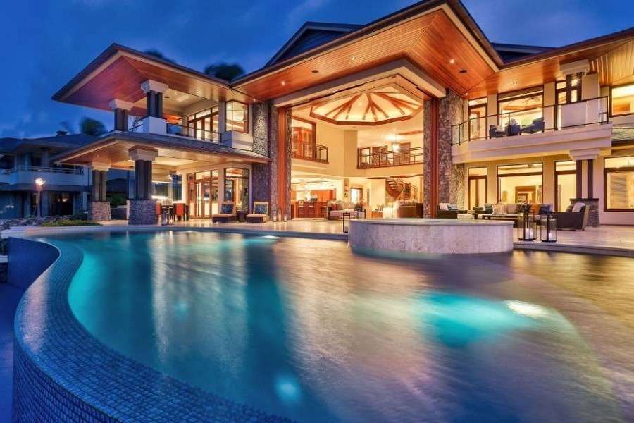 Villa med pool på kvällen pussel på nätet